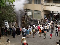  Tatsumaki-Jigoku (8) - visitors watching the spring