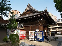  Don't worry, even in the shrine you aren't far away from a vending machine.