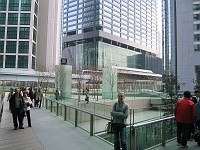  Despite being a large city , Tokyo makes very intelligent use of space, also vertical space. Multi-level pedestrian walkways criss-cross over streets and retail, residential and commerical spaces are well integrated.