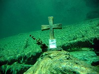  Memorial to former diver